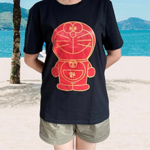 Load image into Gallery viewer, Doraemon Singapore Collection: T-shirt (Happiness, Black) - Leyouki
